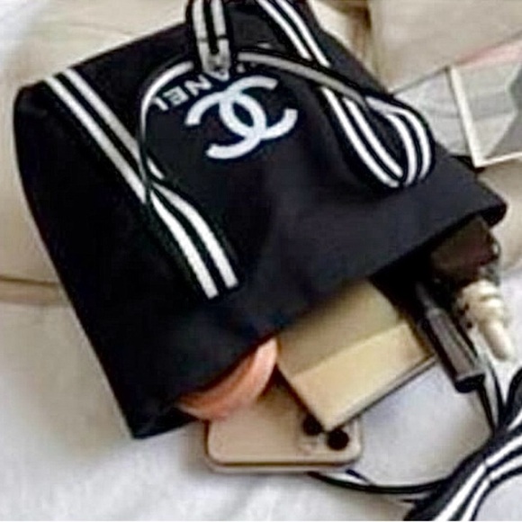 Black Tote with White Accents - Picture 13 of 13